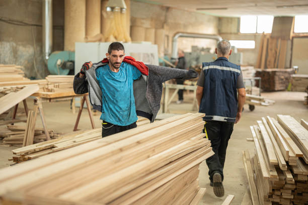 Un ébéniste crée, restaure ou transforme des meubles en bois selon des envies précises. En effet, il conçoit