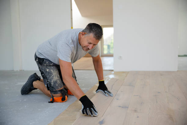 L’ébéniste et menuisier travaillent tous deux le bois. Cependant, leurs métiers diffèrent par leurs objectifs