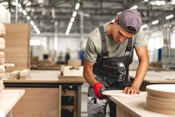 Un ébéniste travaille le bois avec précision. En effet, il crée des meubles sur mesure. De plus, il restaure des pièces