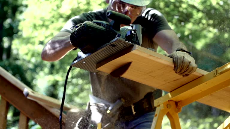 Un ébéniste possède un savoir-faire artisanal d’exception. En effet, il travaille le bois avec précision et créativité.
