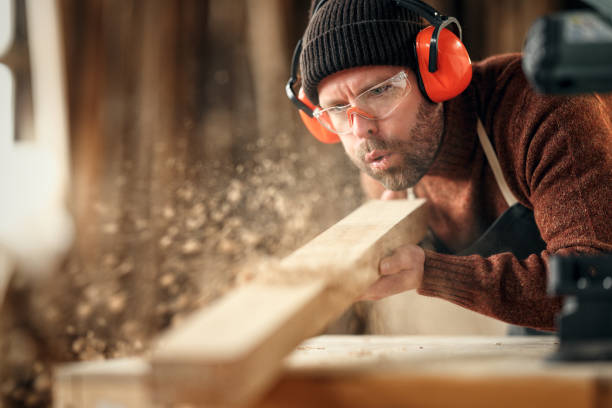 Un ébéniste possède un savoir-faire traditionnel rare. En effet, il maîtrise les techniques anciennes du travail du bois.