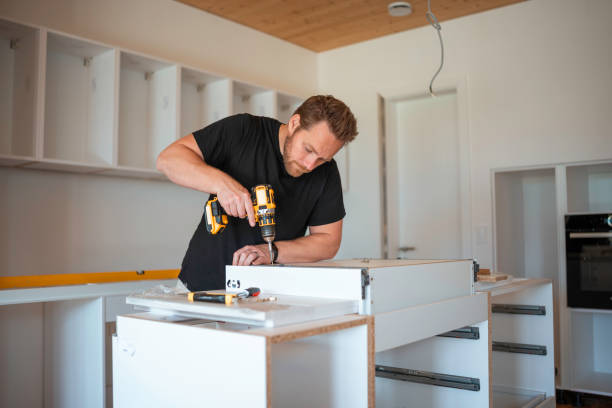 Un ébéniste crée, restaure et personnalise des meubles en bois. En effet, son savoir-faire artisanal apporte une valeur