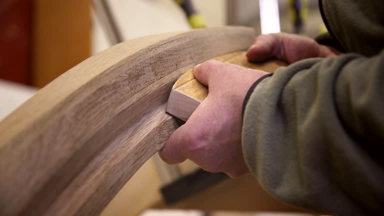 Un ébéniste façonne, assemble et répare les meubles en bois précieux. En effet, il maîtrise l’art de la finition.