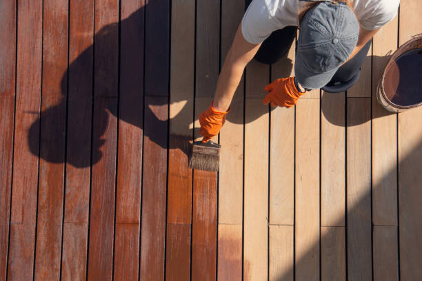 Un ébéniste conçoit et fabrique des meubles sur mesure. En effet, il travaille souvent à partir d’essences de bois rares.