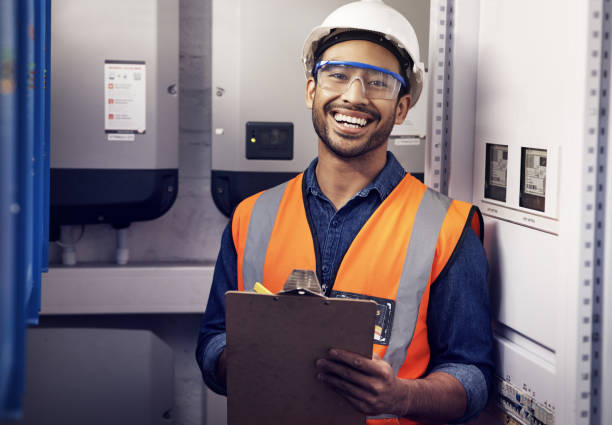 Un électricien réalise des travaux précis sur les réseaux électriques. En effet, il installe, contrôle et répare les circuits.