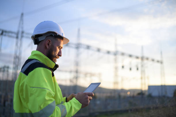 Un électricien intervient dans différents contextes. En effet, il installe des systèmes électriques neufs. De plus, il répare