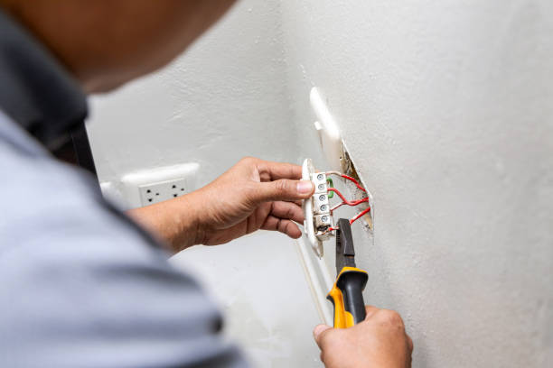 Un électricien intervient d’abord dans l’installation et la maintenance des réseaux électriques. En effet
