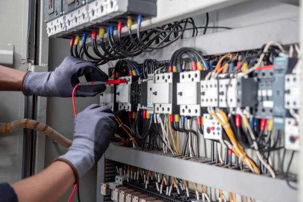 Un électricien intervient souvent pour des travaux imprévus. Ainsi, le devis gratuit permet au client de prévoir. En effet, il décrit le coût, les matériaux