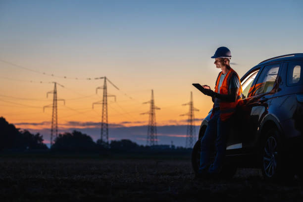 Pour commencer, il faut toujours consulter les avis en ligne. En effet, ces retours permettent d’évaluer la réputation d’un électricien. De plus, les plateformes