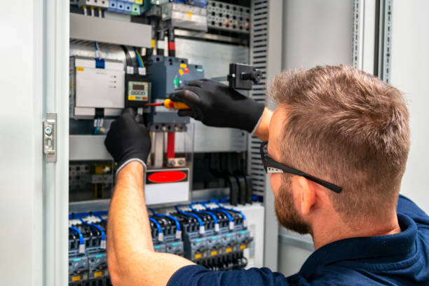Un électricien installe et entretient les réseaux électriques d’une maison. Ensuite, il garantit la sécurité des installations.