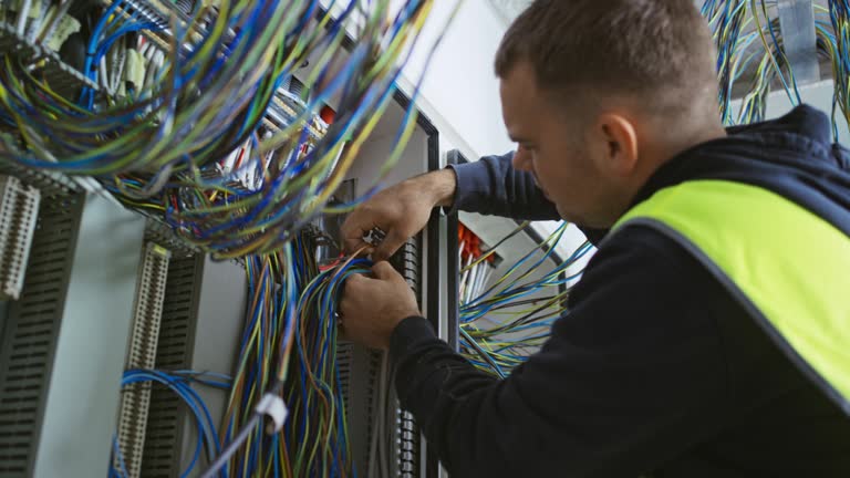 Un bon électricien garantit toujours une installation conforme aux normes en vigueur. En effet, il respecte