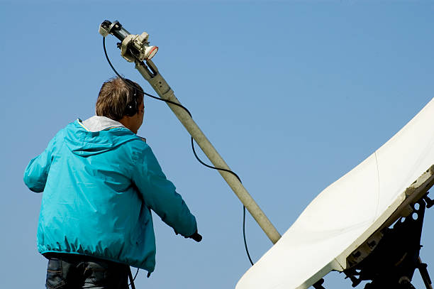 Avant toute chose, l’antenniste commence par évaluer la situation. En effet, il doit comprendre la nature du problème. Ensuite, il vérifie le type d’antenne