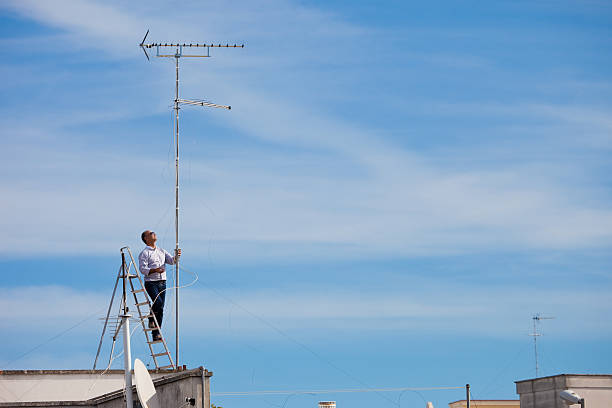Installer soi-même une antenne TNT peut sembler simple, mais cela comporte des risques. D’abord, le manque