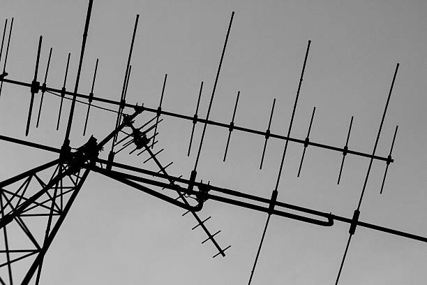Un antenniste installe, règle et entretient les antennes de télévision. De plus, il intervient sur différents types de bâtiments.
