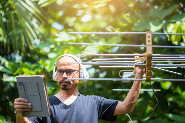 Un antenniste conseille toujours de bien placer l’antenne. En effet, son orientation influence fortement la qualité du signal.