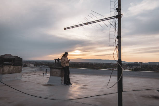 Un antenniste installe, répare et entretient les antennes de télévision. En effet, il intervient chez les particuliers