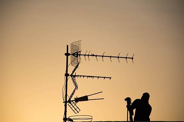 Un antenniste utilise plusieurs outils de mesure pour assurer la qualité du signal. D’abord, il se sert d’un mesureur de champ.