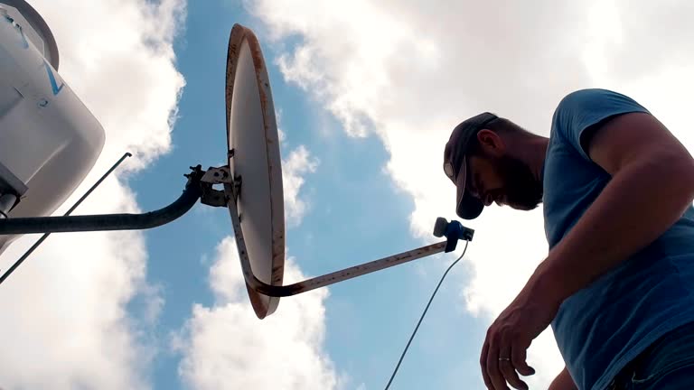 Un anten­niste installe les antennes pour capter les signaux TV ou satellites. En effet, il choisit le bon emplacement pour garantir