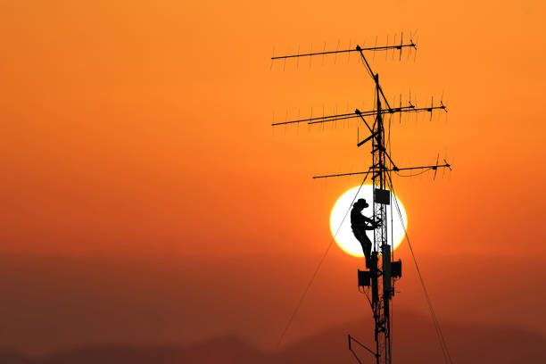 Un antenniste local installe, répare et règle les antennes TV. Il garantit une réception optimale du signal.