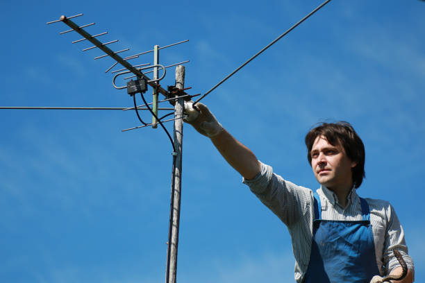 Un antenniste installe, règle et entretient les antennes de télévision. En effet, il s’occupe du signal, de la réception