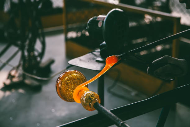 Le métier de verrier exige une préparation solide adaptée aux techniques artisanales et industrielles. La plupart des