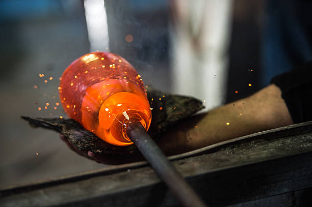 Le public confond souvent les métiers du verrier et vitrier, pourtant leurs rôles diffèrent. Ainsi. Le verrier façonne la matière