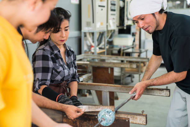 Le métier de verrier implique des compétences artisanales très précises. De plus, un verrier travaille le verre pour
