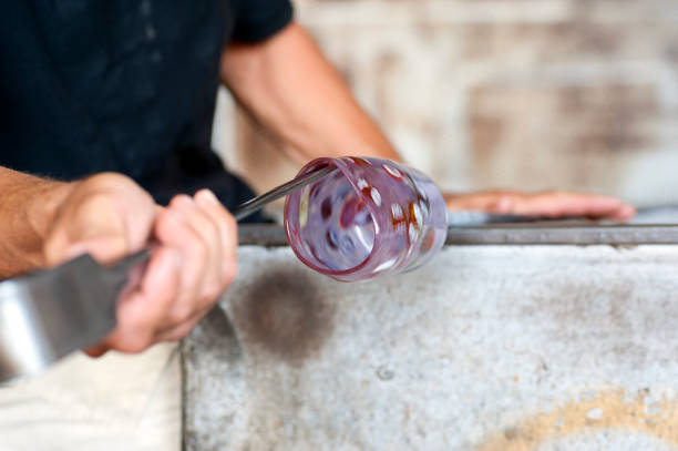 Un verrier crée du verre avec précision. De plus, il maîtrise les propriétés des matériaux. Ainsi, il connaît l’esthétique