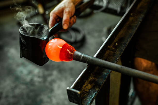 Le verrier transforme le verre avec précision. De plus, il maîtrise la matière en fusion. Ensuite, il utilise des outils